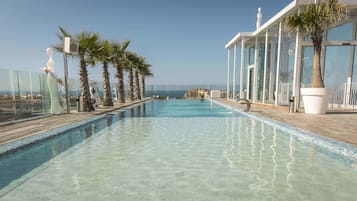 Piscina coperta, piscina stagionale all'aperto, lettini
