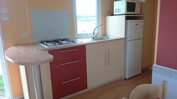 Bungalow, 2 makuuhuonetta | Yksityinen keittiö | Jääkaappi, mikroaaltouuni, liesi, kahvin-/teenkeitin