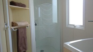 Bungalow, 2 Bedrooms | Bathroom shower