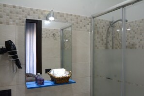 Traditional Double Room | Bathroom | Shower, rainfall showerhead, free toiletries, hair dryer - Sylva Mala Home (Trecase)
