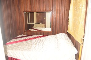 Quarto superior | 1 quarto, escrivaninha, cortinas blackout, ferros/tábuas de passar roupa