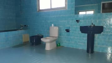 Superior Room | Bathroom | Shower, rainfall showerhead, free toiletries, towels