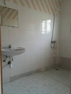 Klassieke kamer | Badkamer | Een douche, een regendouche, gratis toiletartikelen, handdoeken