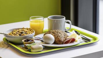 Petit déjeuner buffet servi tous les jours en supplément