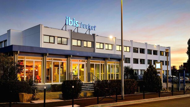 Un edificio moderno con un letrero que dice “ibis budget”.
