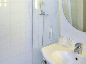 Individually decorated, individually furnished, desk, blackout drapes - ibis budget Bordeaux Le Lac (Bordeaux)