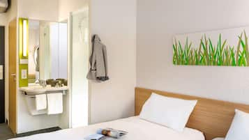 Chambre avec lits jumeaux, 2 lits une place | Décoration personnalisée, ameublement personnalisé, bureau