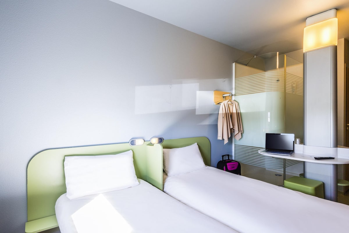 Habitació amb dos llits individuals, 2 llits individuals | Escriptori, habitacions insonoritzades, wifi gratuïta i roba de llit