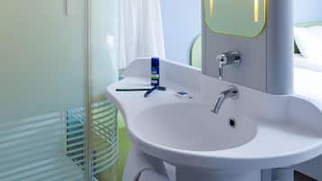 Triple Room, Multiple Beds | Desk, soundproofing, free WiFi, bed sheets