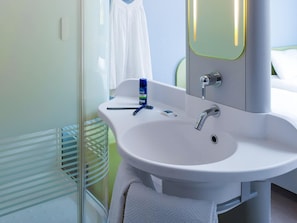 Triple Room, Multiple Beds | Desk, soundproofing, free WiFi, bed sheets