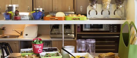 Daily continental breakfast (EUR 8.90 per person)