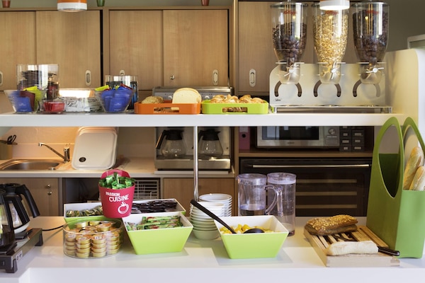 Petit déjeuner continental (8.90 EUR par personne)