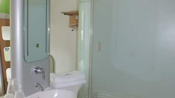 Douche, articles de toilette écologiques, serviettes fournies