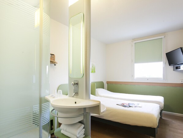 ห้องทวิน, เตียงเดี่ยว 2 เตียง | โต๊ะทำงาน, ห้องเก็บเสียง, Wi-Fi ฟรี, ผ้าปูที่นอน