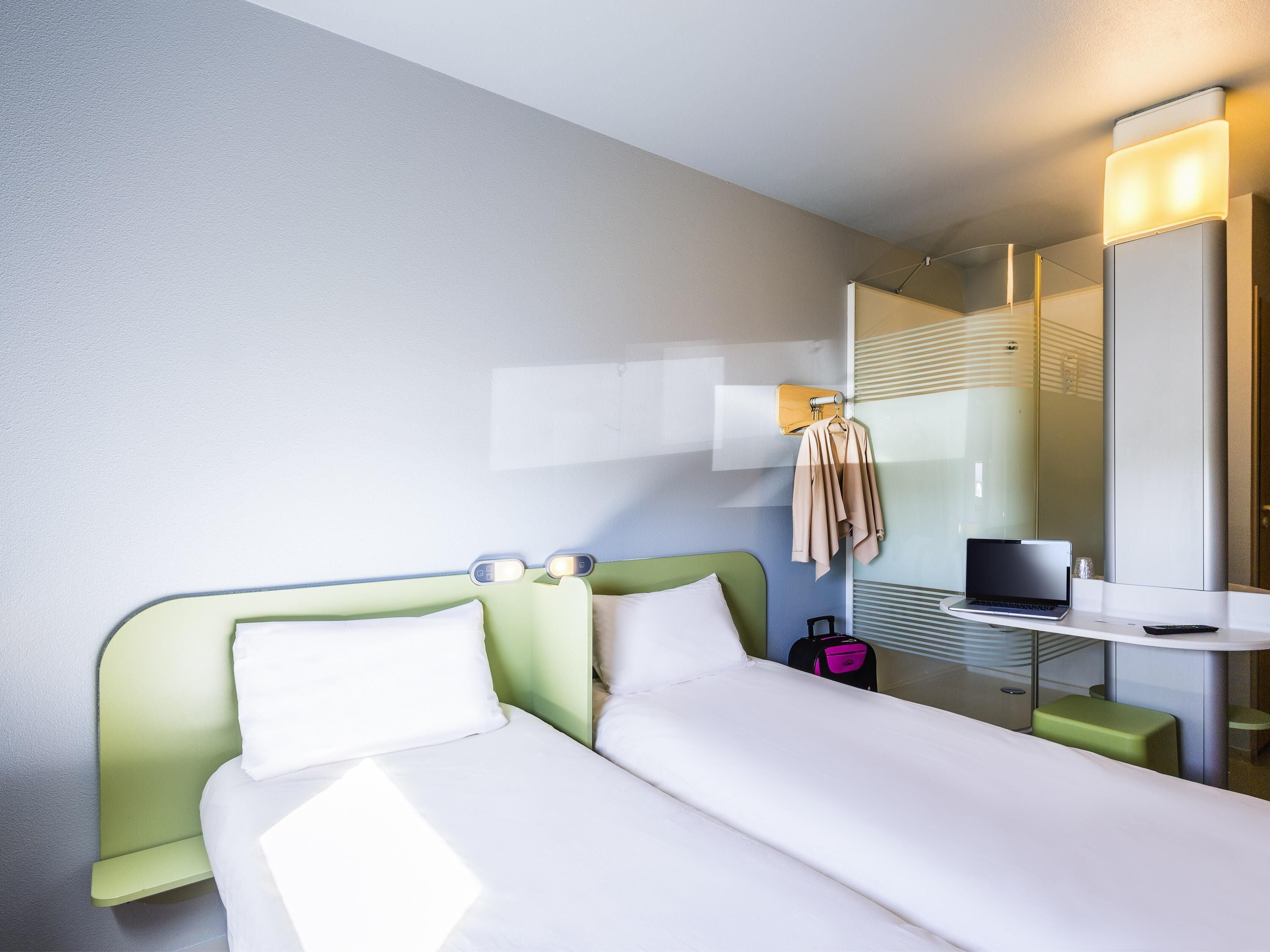 Chambre avec lits jumeaux, 2 lits une place | Bureau, chambres insonorisées, Wi-Fi gratuit, draps fournis