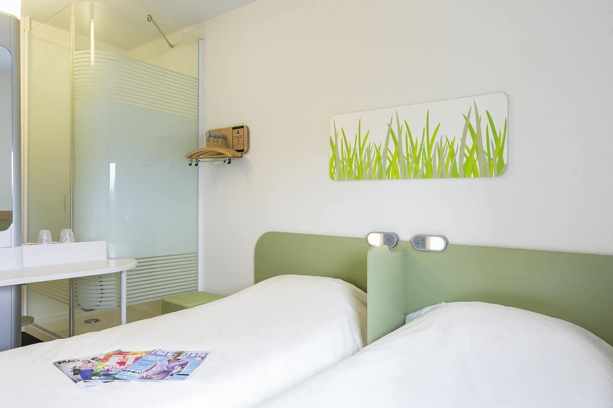 Habitación con 2 camas individuales, 2 camas individuales | Escritorio, sistema de insonorización, wifi gratis y ropa de cama