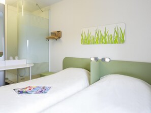 Kamar Twin, 2 Tempat Tidur Twin | Meja kerja, kedap suara, Wi-Fi gratis, dan seprai linen
