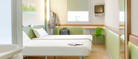 Desk, soundproofing, free WiFi, bed sheets