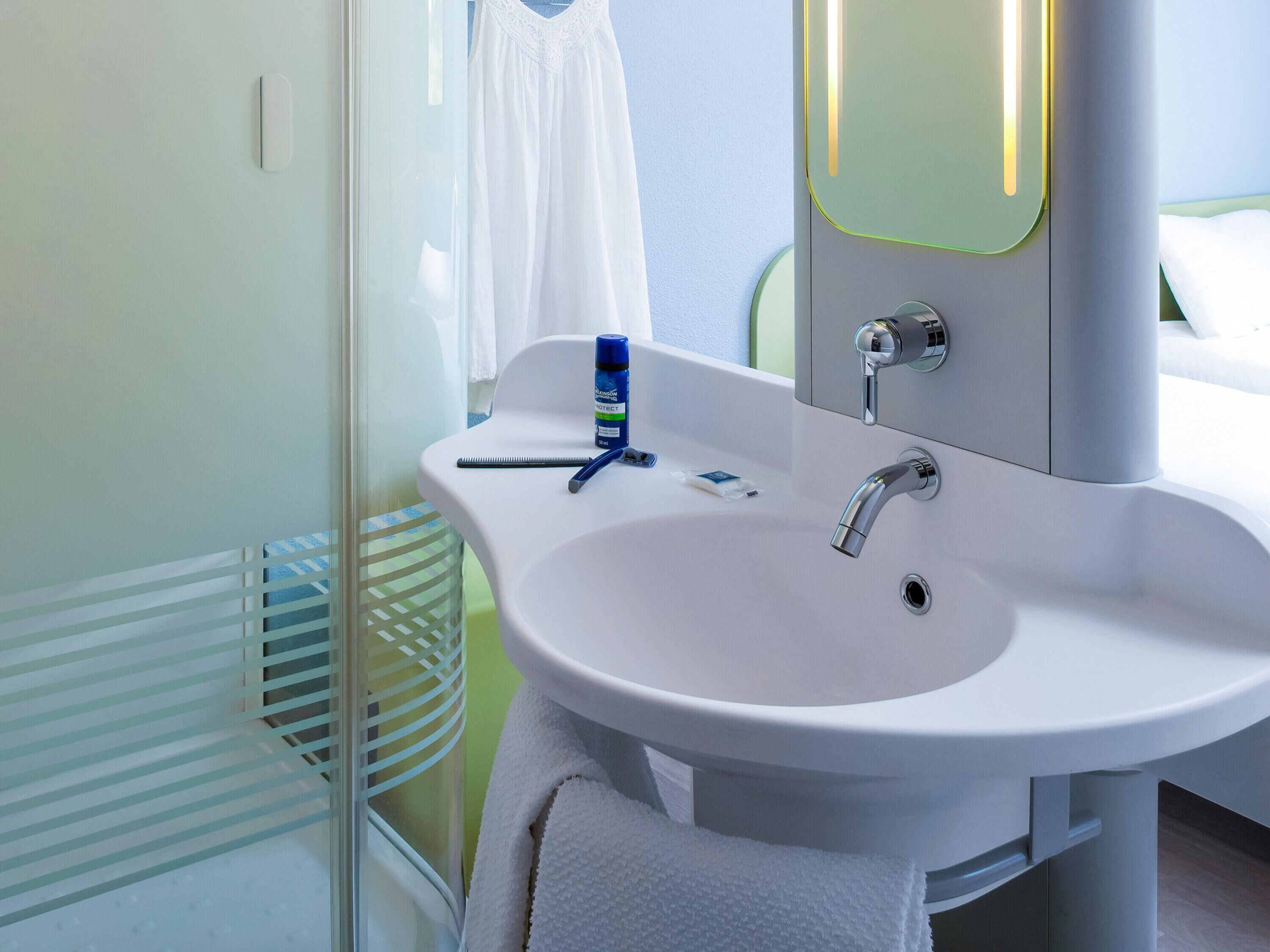 Desk, soundproofing, free WiFi, bed sheets