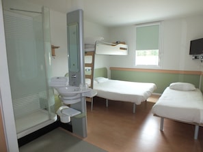 Habitació amb dos llits individuals, 2 llits individuals | Escriptori, habitacions insonoritzades, wifi gratuïta i roba de llit
