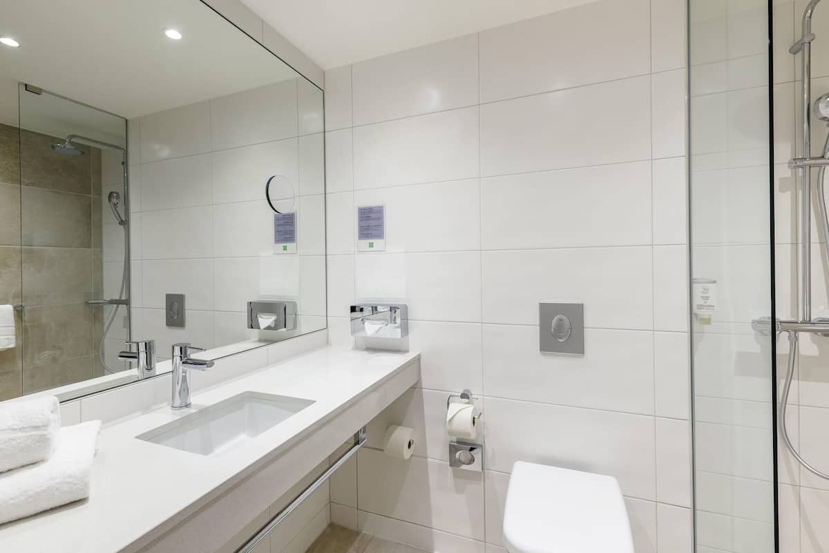 hypo-allergenic bedding, in-room safe, soundproofing, free wifi