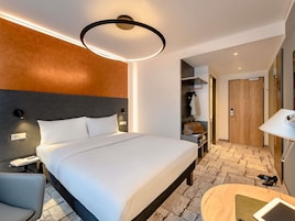 Ropa de cama hipoalergénica y caja de seguridad en la habitación