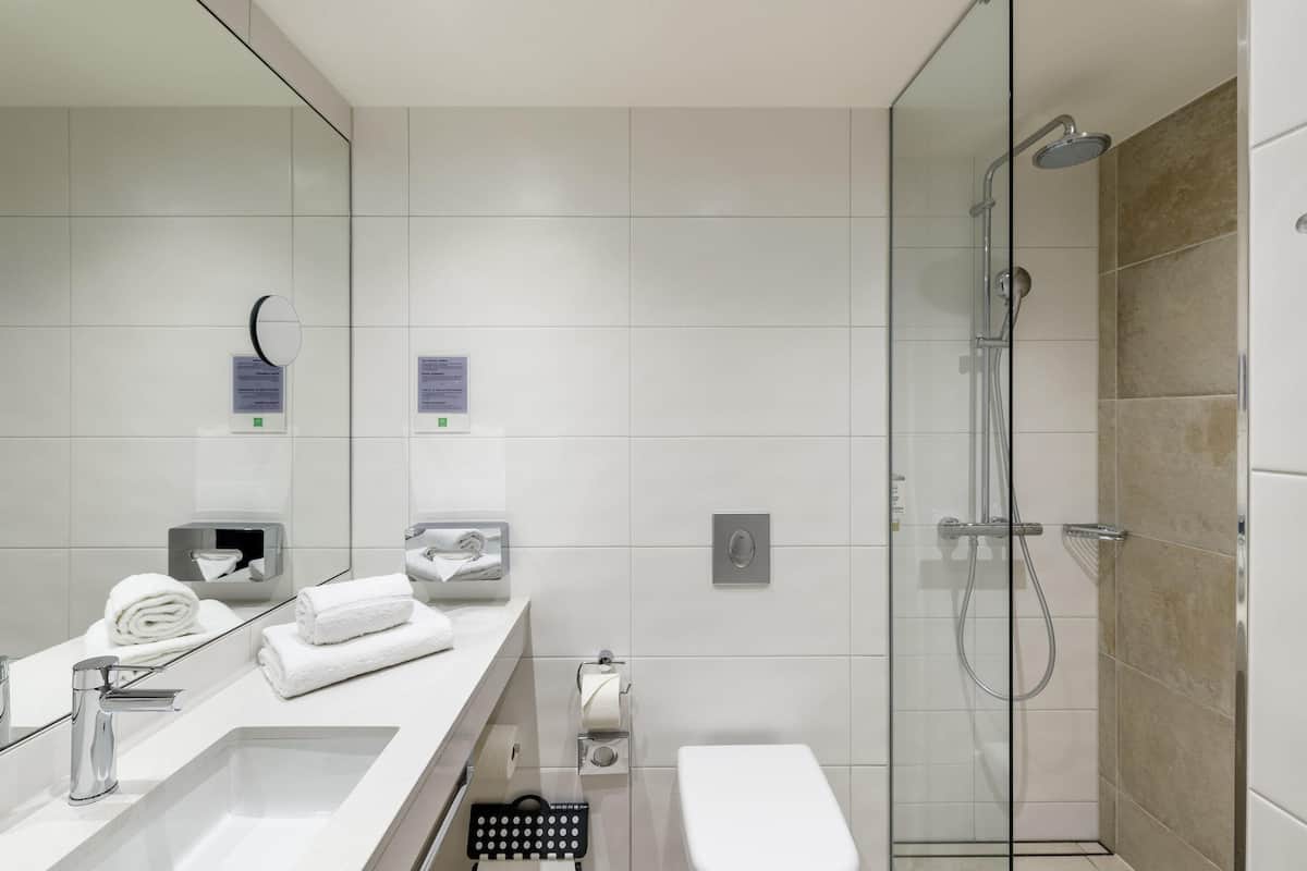 hypo-allergenic bedding, in-room safe, soundproofing, free wifi