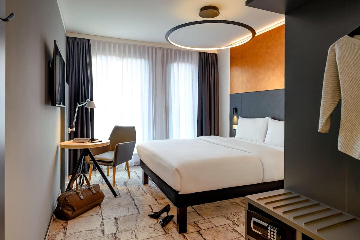 comfort room, 1 double bed | hypo-allergenic bedding, in-room safe, soundproofing, free wifi