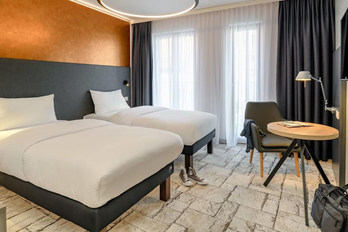 Ropa de cama hipoalergénica y caja de seguridad en la habitación