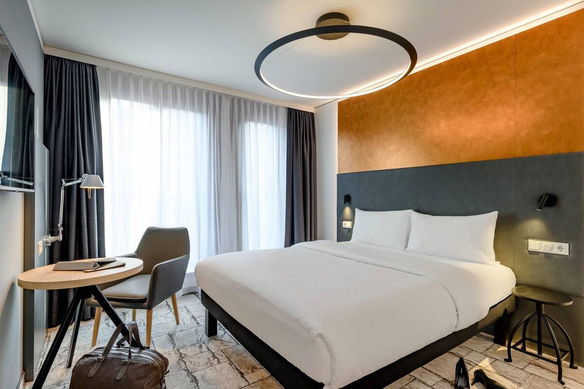 comfort room, 1 double bed | hypo-allergenic bedding, in-room safe, soundproofing, free wifi