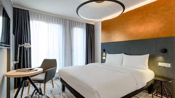 Habitación Confort, 1 cama doble | Ropa de cama hipoalergénica, caja fuerte, sistema de insonorización