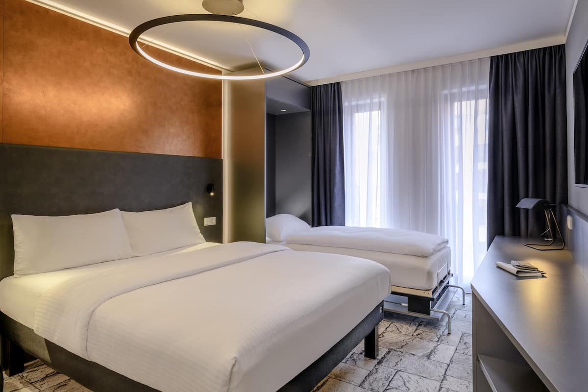 Ropa de cama hipoalergénica y caja de seguridad en la habitación