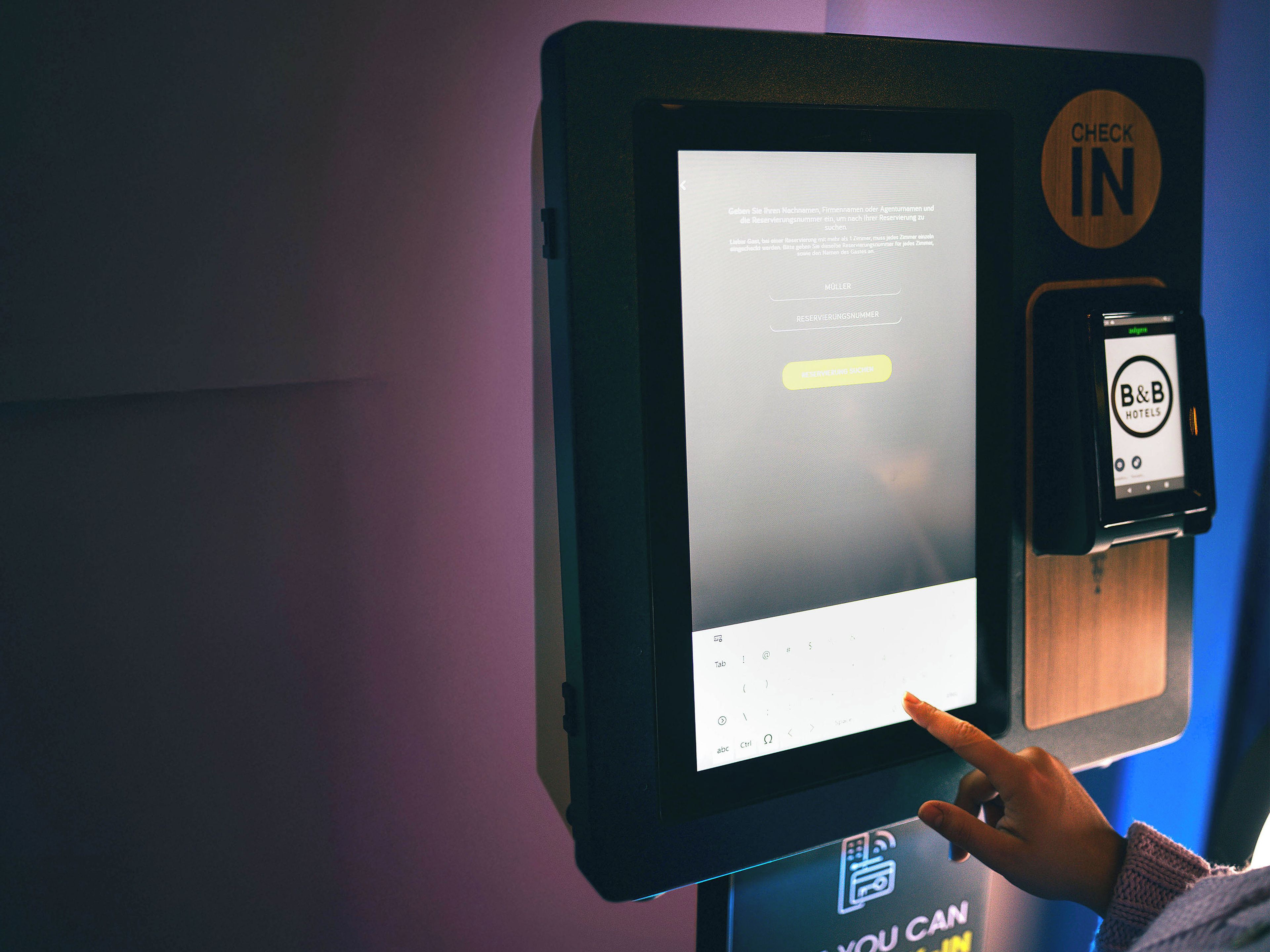 Un kiosque numérique doté d’un écran affichant du texte et d’un clavier muni d’un bouton « ENREGISTREMENT ».