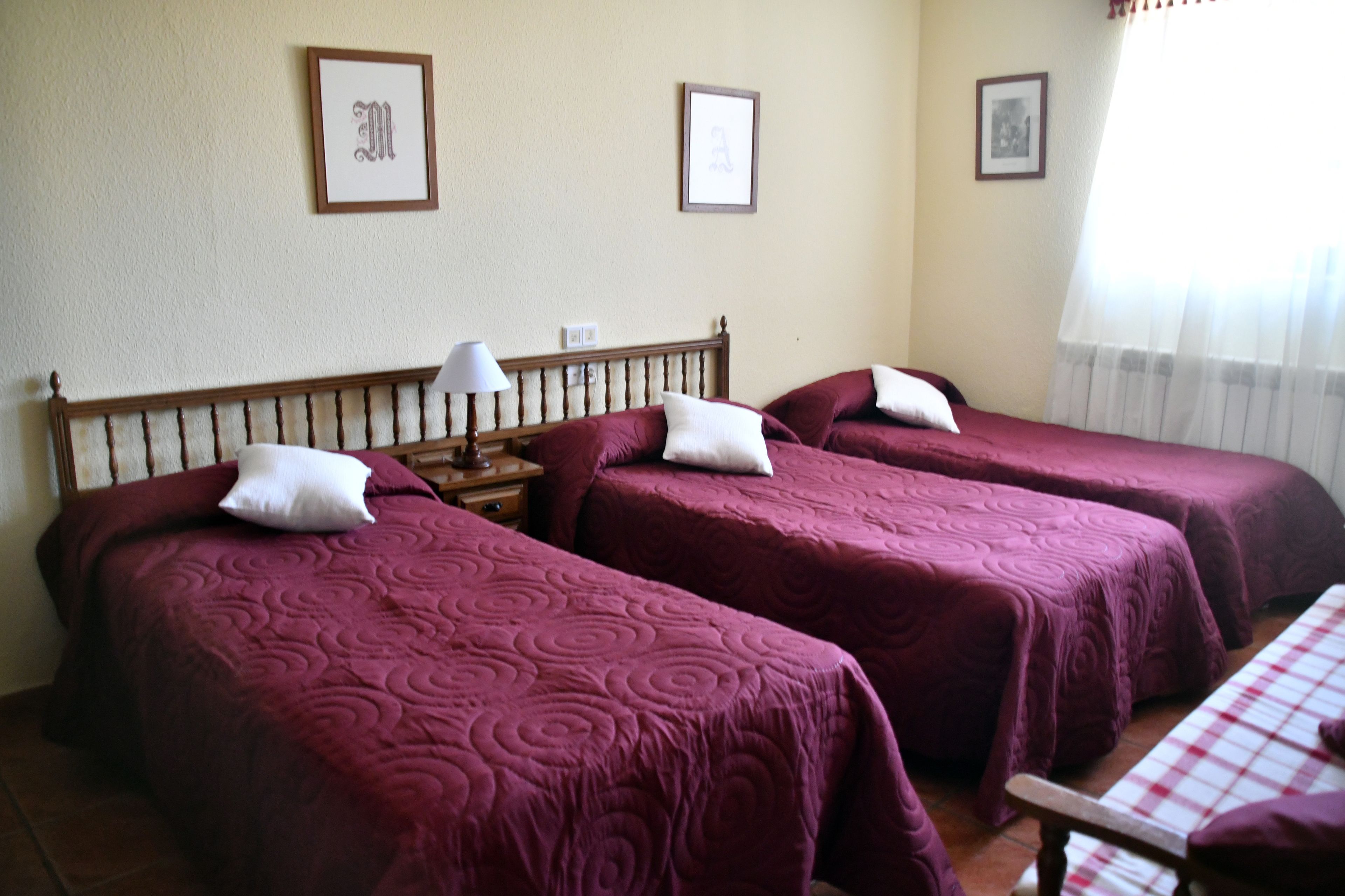 1 غرفة نوم وأغطية فراش متميزة وبديكورات فريدة لكل غرفة