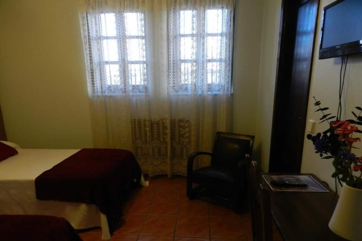 Tweepersoonskamer, niet-roken, uitzicht op bergen | 1 slaapkamer, luxe beddengoed, een bureau, extra bedden (toeslag)