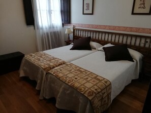 Habitación con 2 camas individuales, 2 habitaciones | 1 dormitorio, ropa de cama de alta calidad, decoración individual