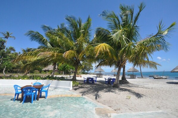 Breakfast, lunch, dinner served; Fusion cuisine 