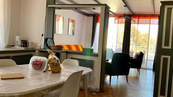 Appartement (LES AMANDIERS 015) | Cuisine privée | Réfrigérateur, grille-pain, batterie de cuisine, vaisselle et ustensiles