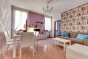 Apartment, 3 Bedrooms, 2 Bathrooms | Living room | TV - Residenza Venier (Venice)