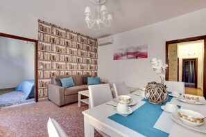 Apartment, 3 Bedrooms, 2 Bathrooms | Living area | TV - Residenza Venier (Venice)