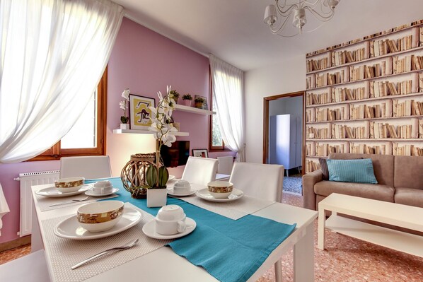 Apartment, 3 Schlafzimmer, 2 Bäder | Wohnzimmer | Fernseher