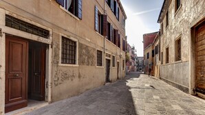 Unclassified image, 5 of 21, button - Residenza Venier (Venice)