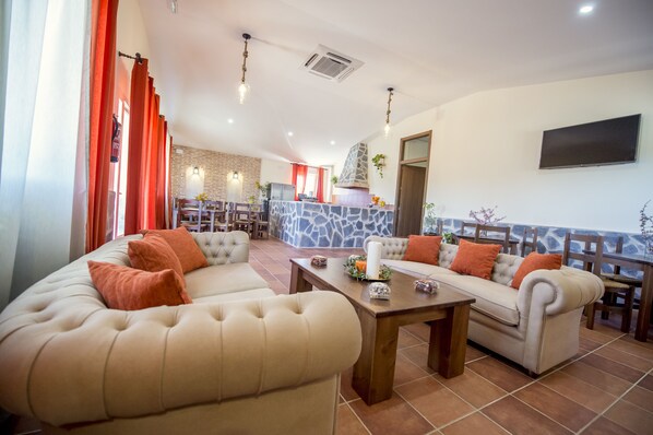 Apartment, Bergblick | Wohnbereich | Flachbildfernseher