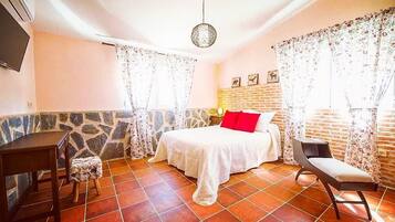 Habitación Deluxe doble, vistas a la montaña | Caja fuerte, escritorio, cortinas opacas y sistema de insonorización