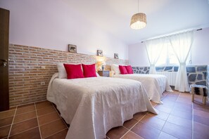 Deluxe-Vierbettzimmer, Bergblick | Zimmersafe, Schreibtisch, Verdunkelungsvorhänge, schallisolierte Zimmer