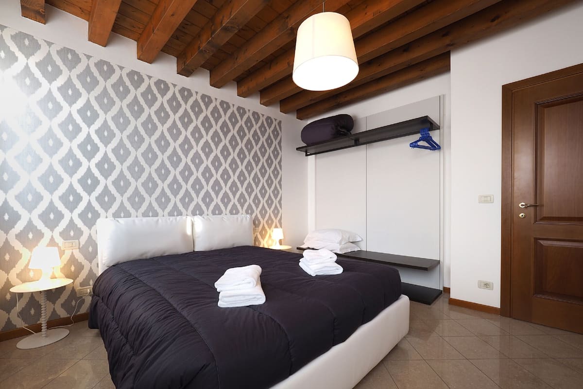 Apartment, 2 Bedrooms, Venetian Style 2 | 2 bedrooms, iron/ironing board, WiFi (free), bed sheets