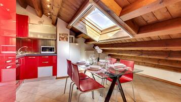 Apartment, 2 Bedrooms, Venetian Style 5 | Eigene Küche | Großer Kühlschrank, Mikrowelle, Ofen, Herdplatte