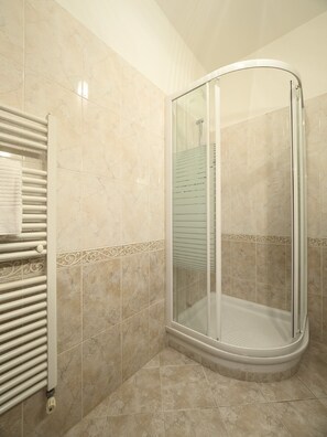 Appartement, 2 slaapkamers | Badkamer met douche