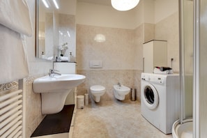 Apartment, 2 Bedrooms, Venetian Style 5 | Bathroom