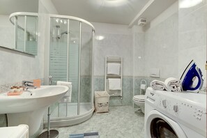 Apartment, 2 Bedrooms, Venetian Style 4 | Salle de bain | Douche, séchoir à cheveux, bidet, serviettes fournies